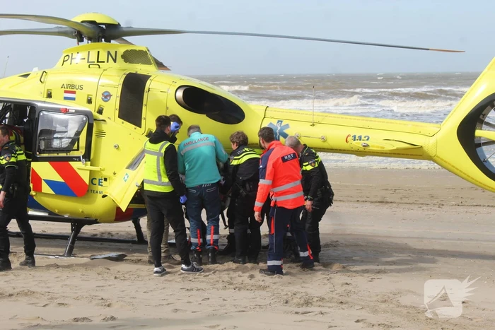 Traumahelikopter landt op het strand