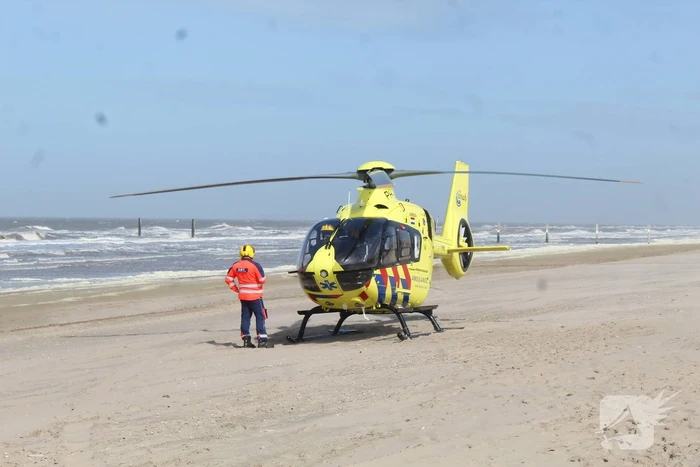 Traumahelikopter landt op het strand