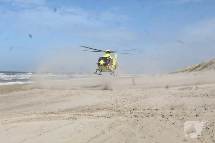 Traumahelikopter landt op het strand