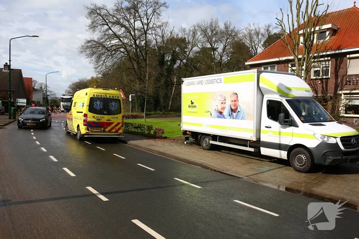 Bakwagen rijdt palen uit de grond en belandt in voortuin