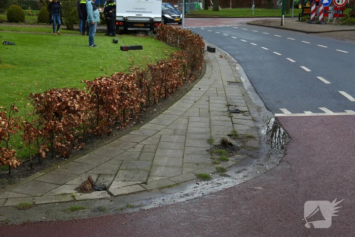 Bakwagen rijdt palen uit de grond en belandt in voortuin