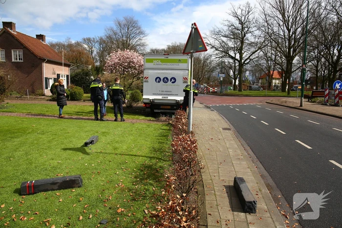 Bakwagen rijdt palen uit de grond en belandt in voortuin
