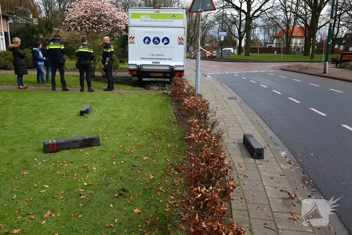Bakwagen rijdt palen uit de grond en belandt in voortuin