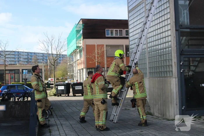 Brandweer verwijder loshangend geveldeel