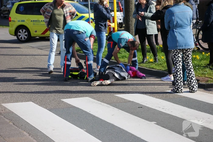 Jongen geschept door auto