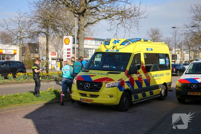 Jongen geschept door auto
