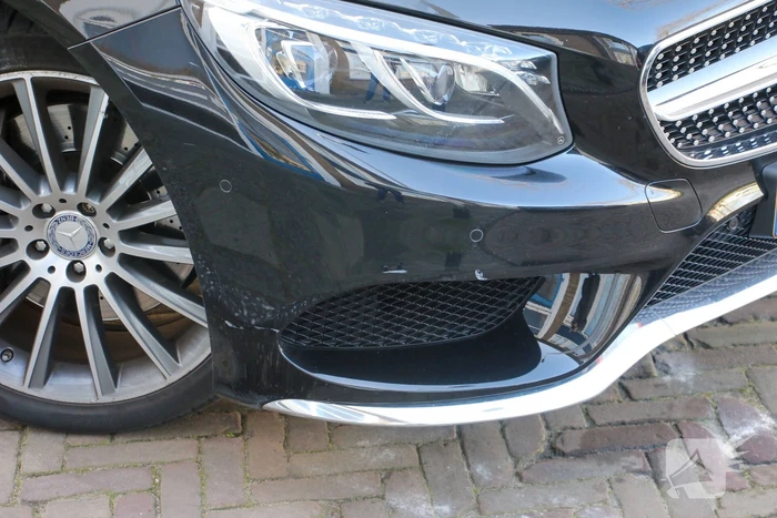 Jongen geschept door auto