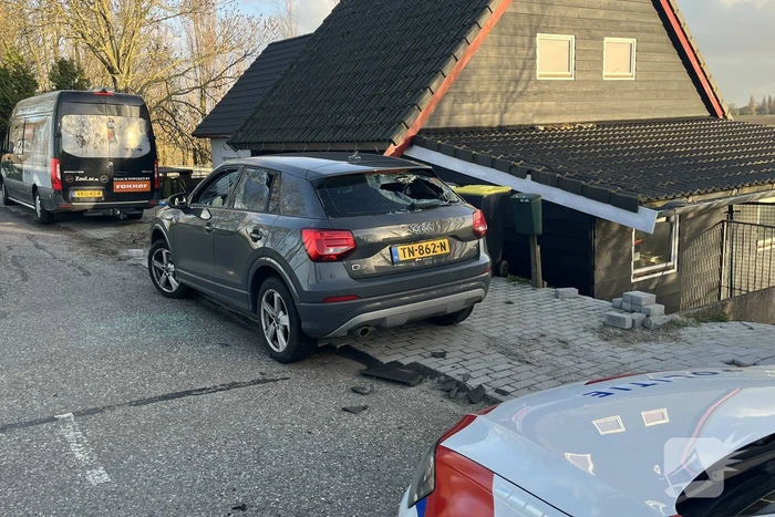 23-jarige stenengooier aangehouden, voertuigen beschadigd