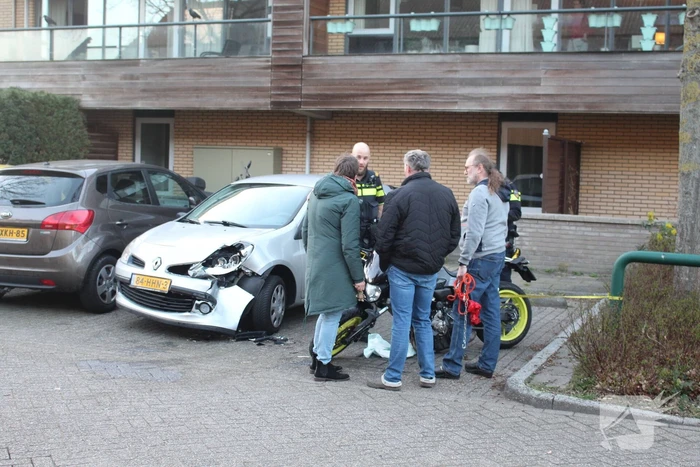 Flinke schade na aanrijding tussen auto en motor