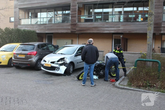 Flinke schade na aanrijding tussen auto en motor