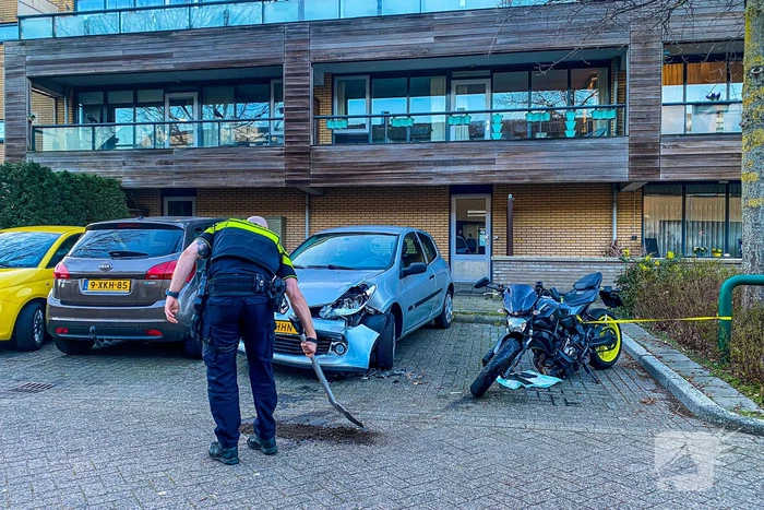 Flinke schade na aanrijding tussen auto en motor