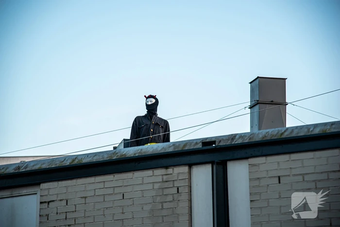 Jarige brandweerman verrast met melding op dak snackbar