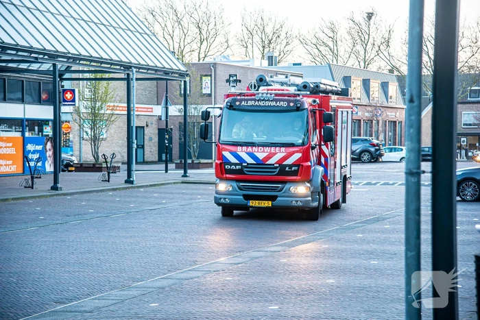 Jarige brandweerman verrast met melding op dak snackbar
