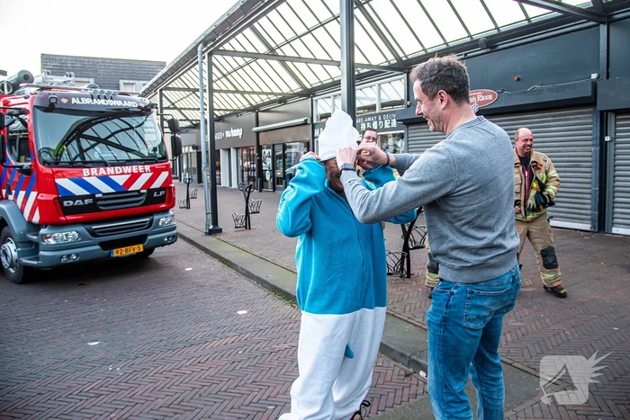 Jarige brandweerman verrast met melding op dak snackbar