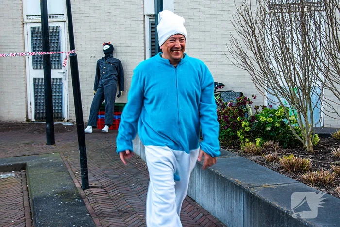Jarige brandweerman verrast met melding op dak snackbar
