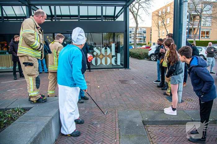 Jarige brandweerman verrast met melding op dak snackbar