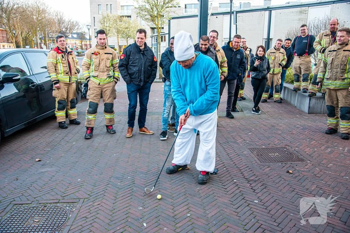Jarige brandweerman verrast met melding op dak snackbar