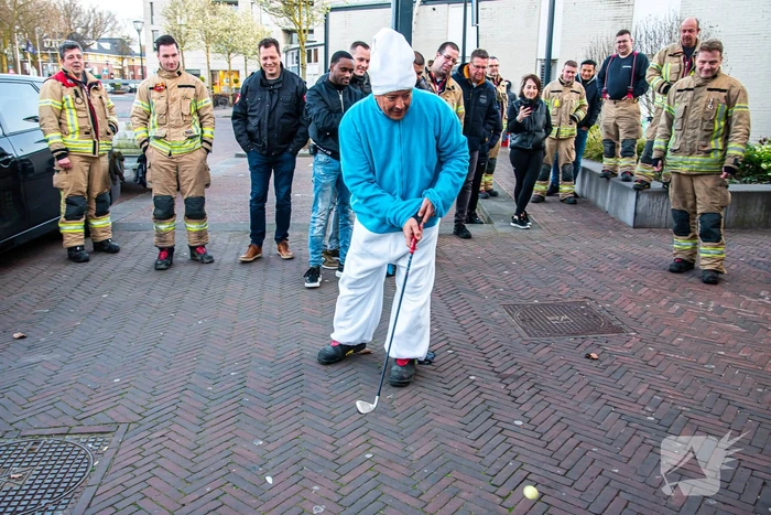 Jarige brandweerman verrast met melding op dak snackbar