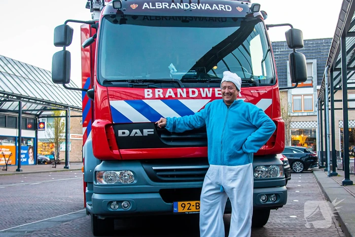 Jarige brandweerman verrast met melding op dak snackbar