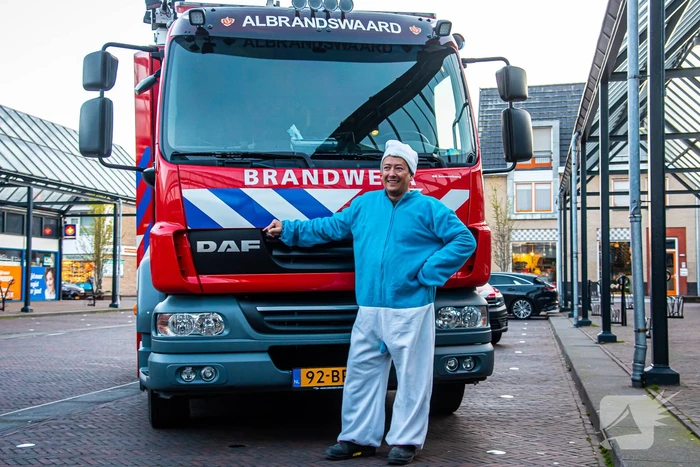 Jarige brandweerman verrast met melding op dak snackbar