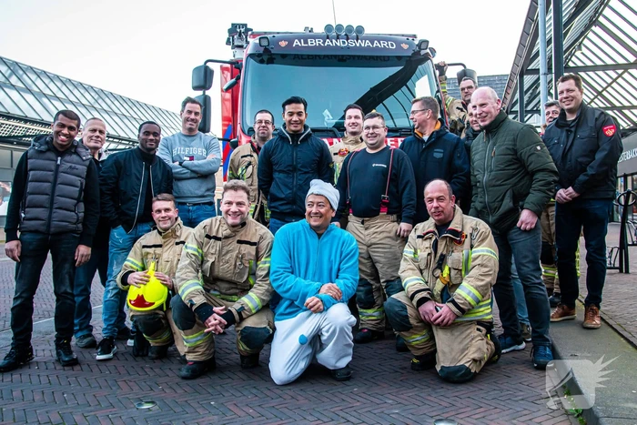 Jarige brandweerman verrast met melding op dak snackbar