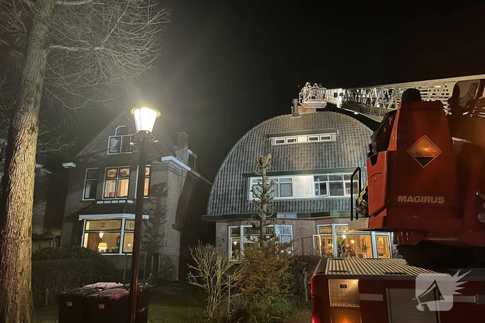 Brand in schoorsteen van woning