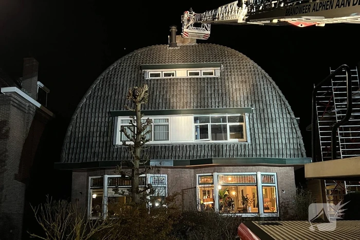 Brand in schoorsteen van woning