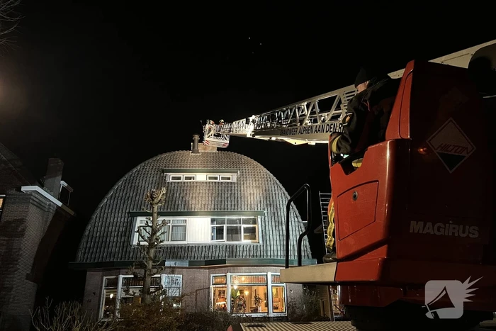 Brand in schoorsteen van woning