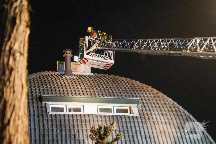 Brand in schoorsteen van woning