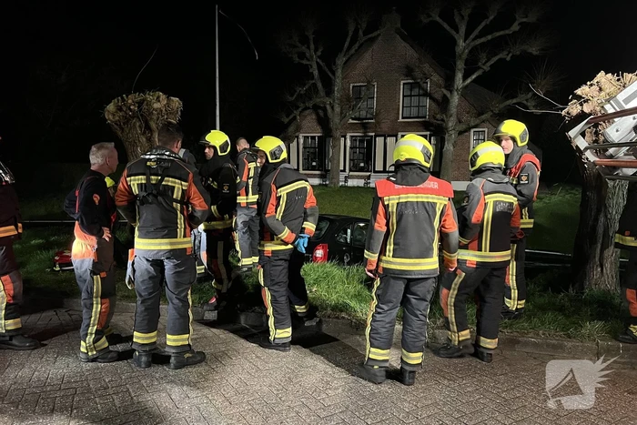 Auto rijdt rechtdoor het water in