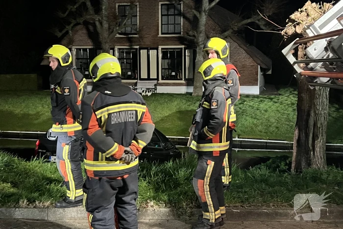 Auto rijdt rechtdoor het water in