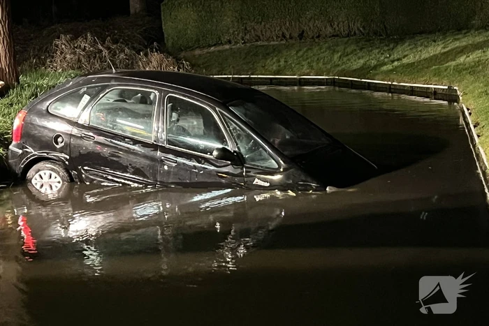 Auto rijdt rechtdoor het water in