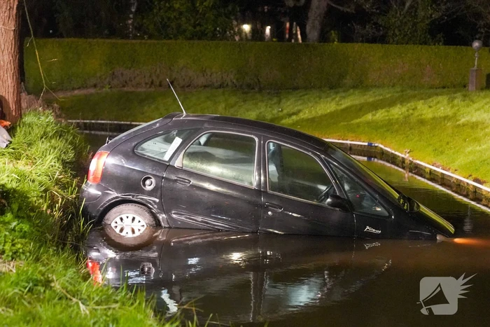 Auto rijdt rechtdoor het water in