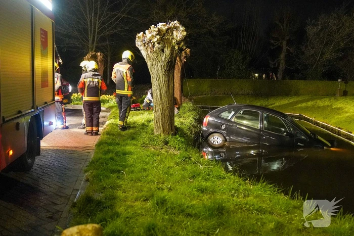 Auto rijdt rechtdoor het water in