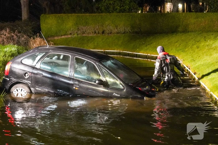 Auto rijdt rechtdoor het water in