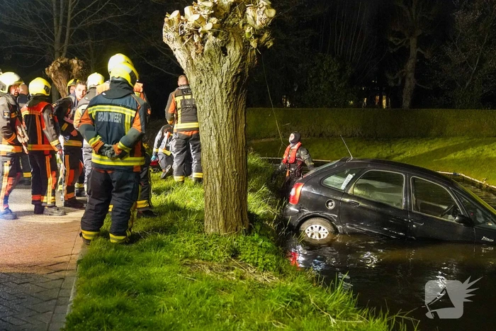 Auto rijdt rechtdoor het water in