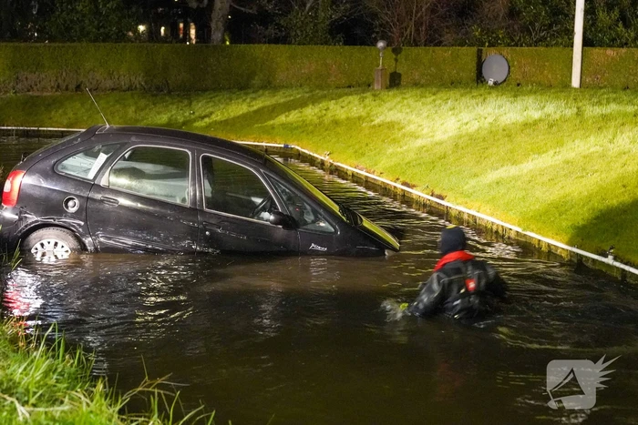 Auto rijdt rechtdoor het water in
