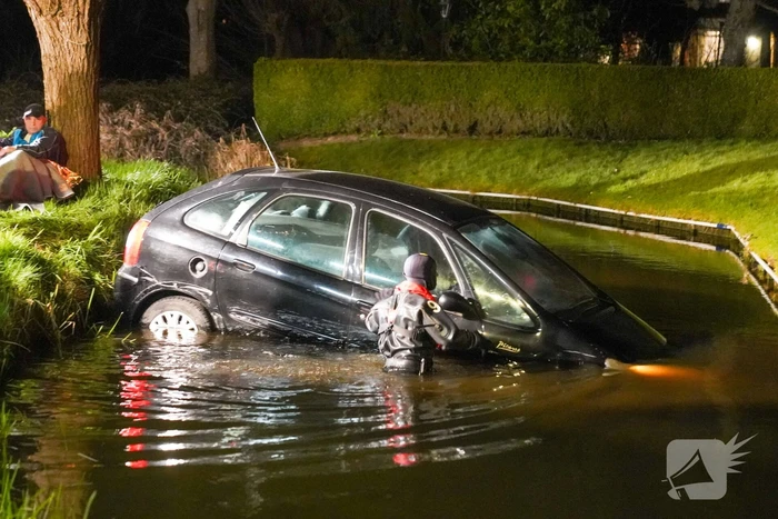 Auto rijdt rechtdoor het water in