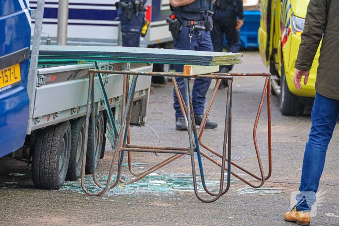 Man gewond door vallende glasplaten