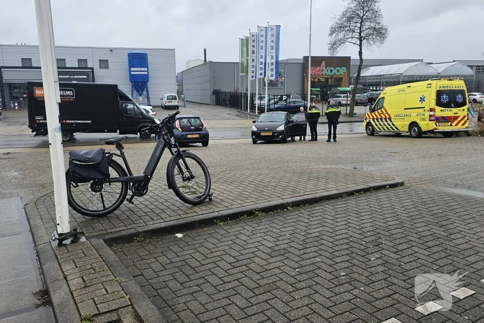 E-biker aangereden door afslaande auto