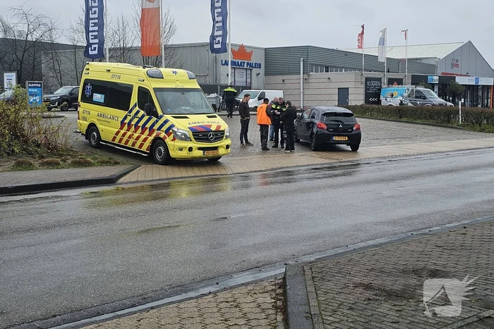 E-biker aangereden door afslaande auto