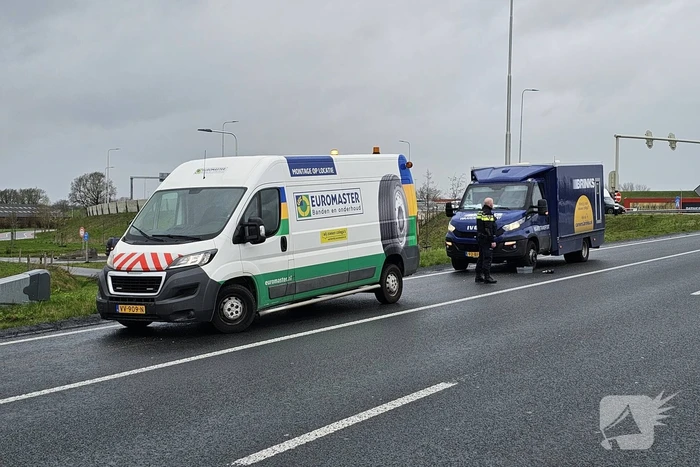 Politie bewaakt geldwagen met lekke band