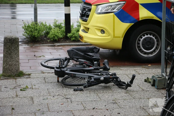 Fietsster geschept door automobilist