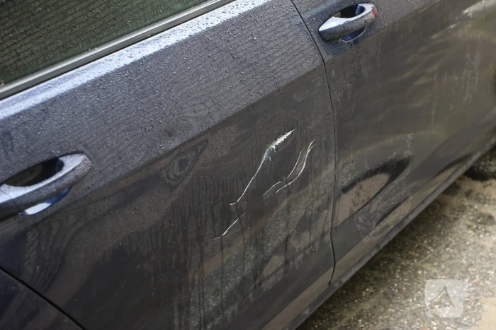 Fietsster geschept door automobilist