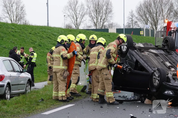 Auto belandt op zijn kop bij botsing