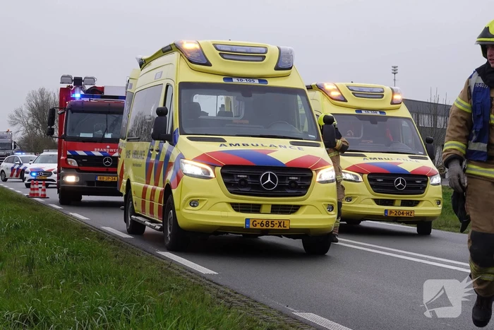 Auto belandt op zijn kop bij botsing