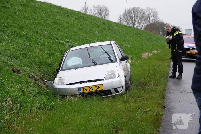 Auto belandt op zijn kop bij botsing