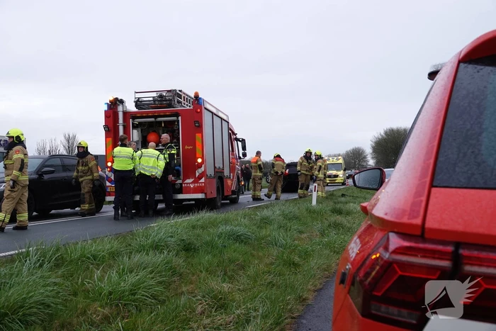 Auto belandt op zijn kop bij botsing