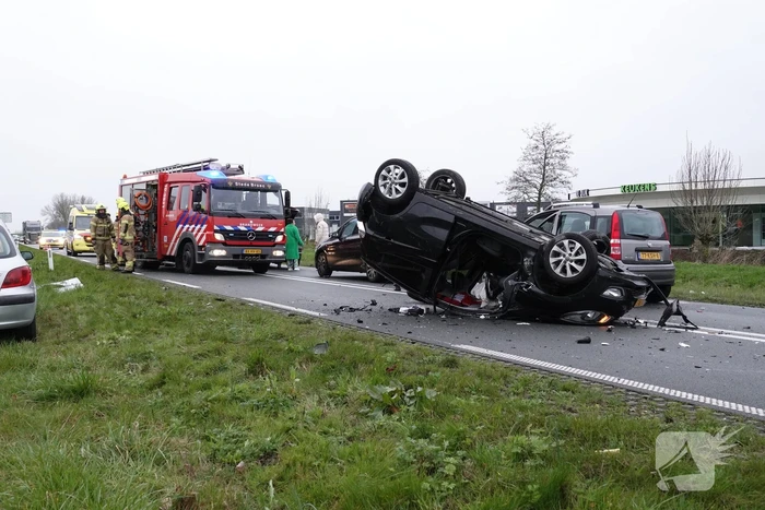 Auto belandt op zijn kop bij botsing
