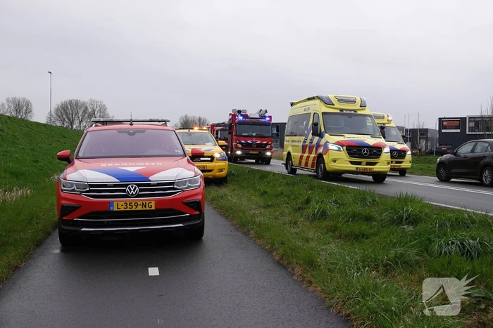 Auto belandt op zijn kop bij botsing